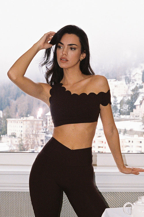 Soutien-gorge asymétrique à épaules dénudées et bord festonné