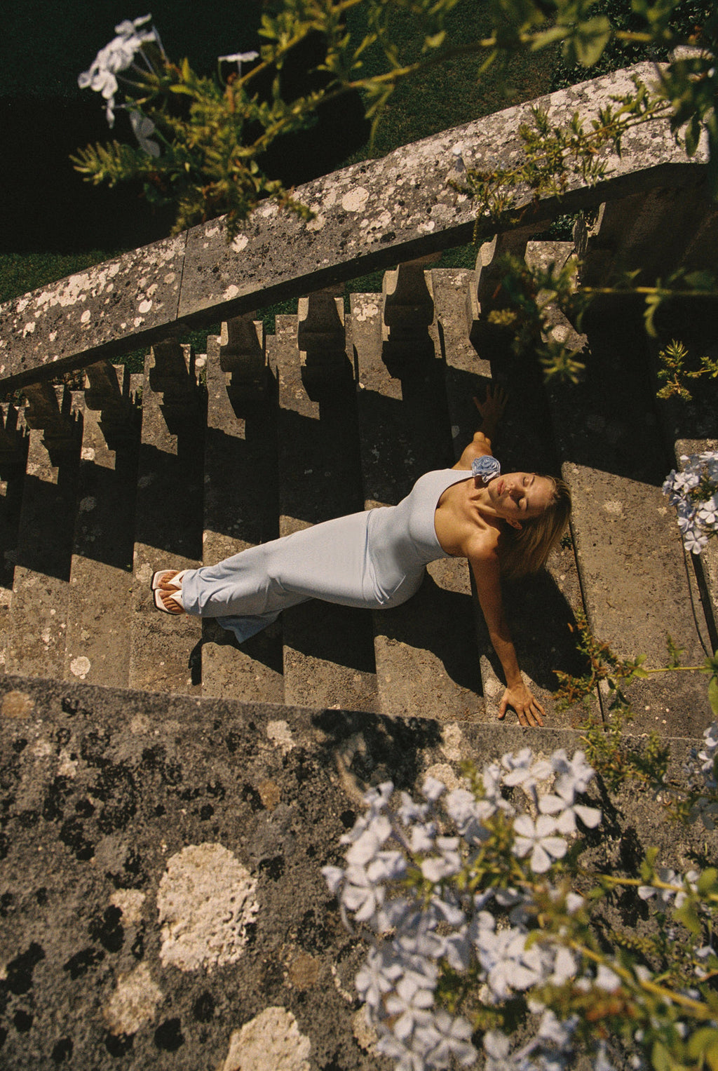 Robe florale sans manches à une épaule