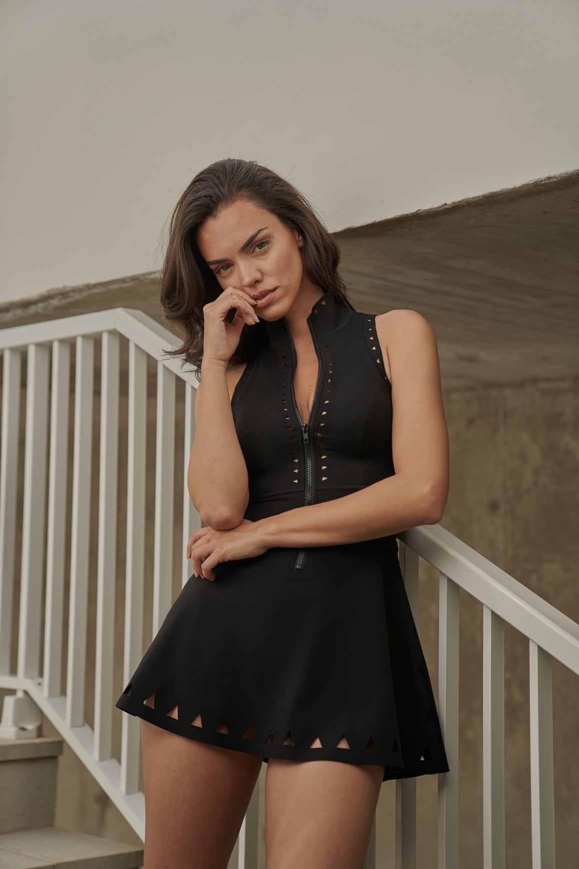 Robe somptueuse à découpes laser et fermeture éclair
