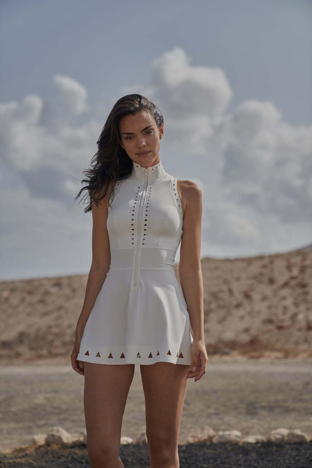 Robe somptueuse à découpes laser et fermeture éclair