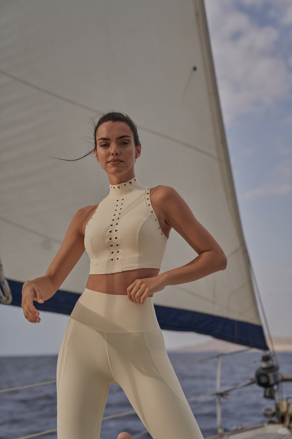 Soutien-gorge de loisirs col montant découpé au laser