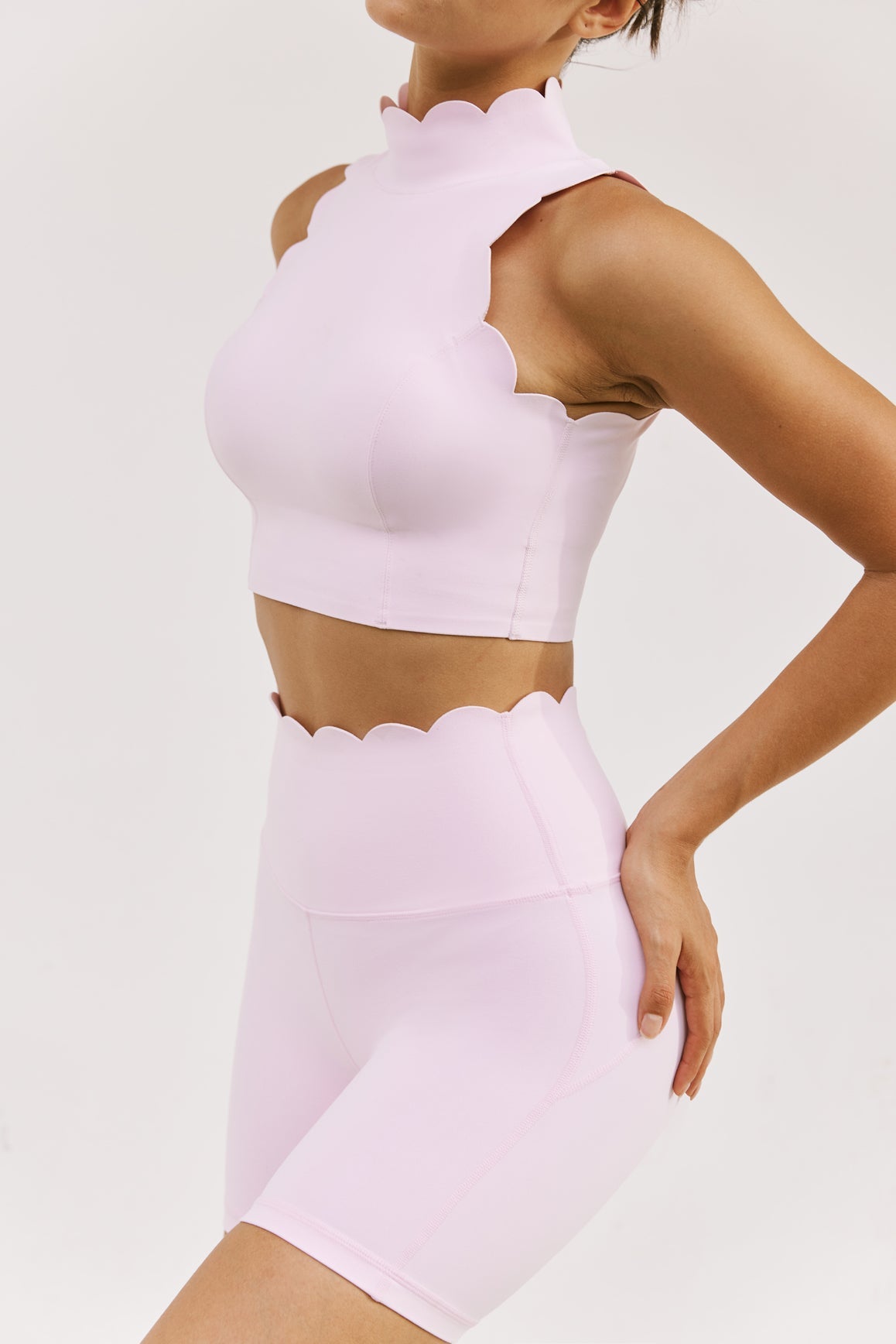 Soutien-gorge à col montant festonné et dos en V