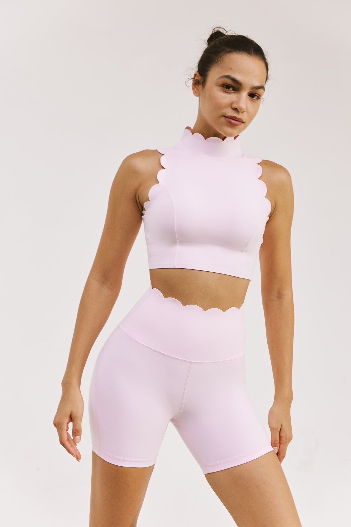 Soutien-gorge à col montant festonné et dos en V