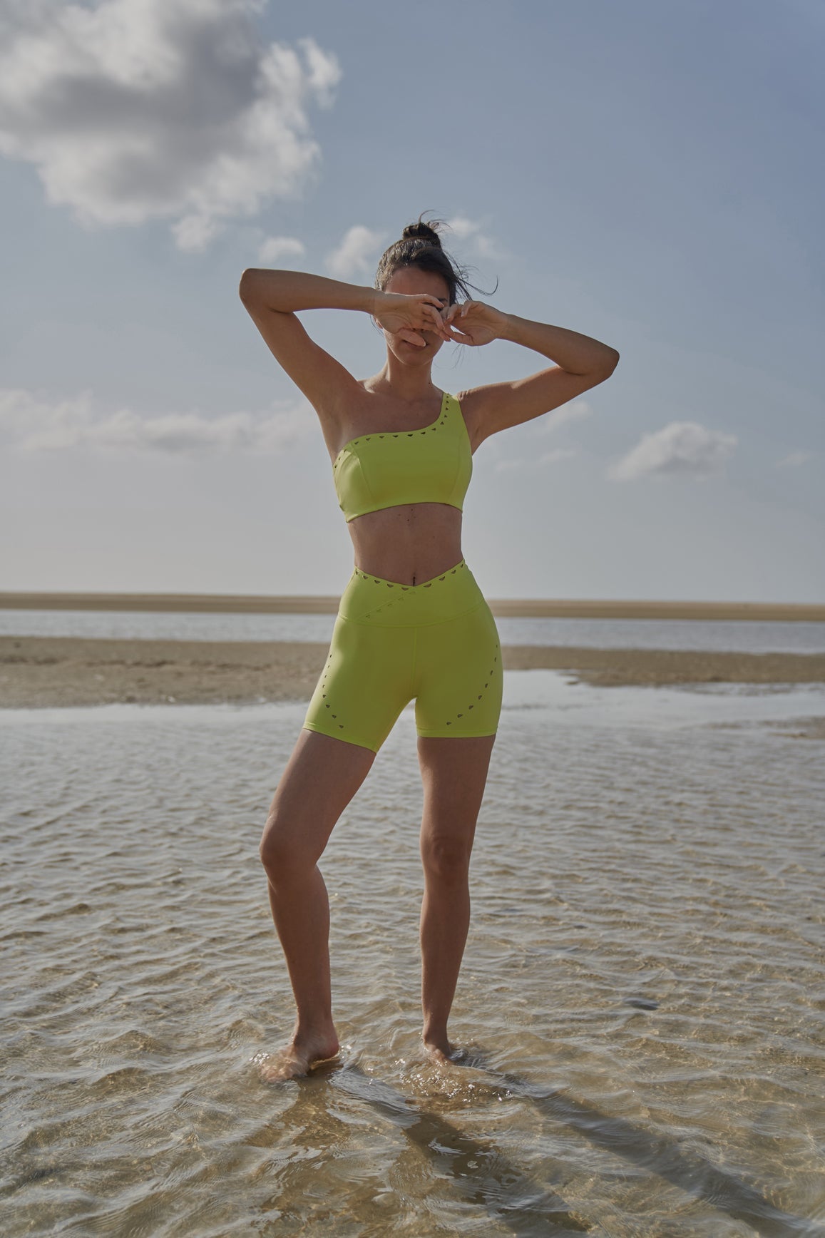Soutien-gorge de sport asymétrique découpé au laser