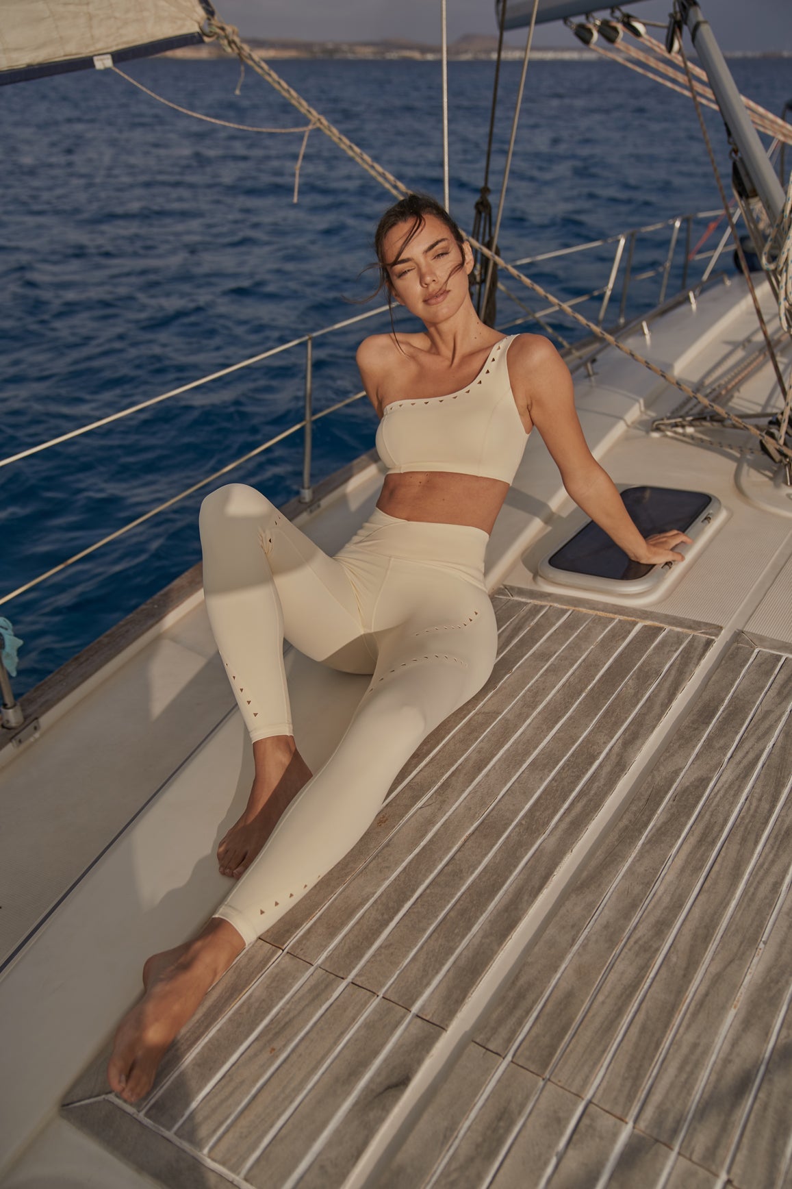 Soutien-gorge de sport asymétrique découpé au laser