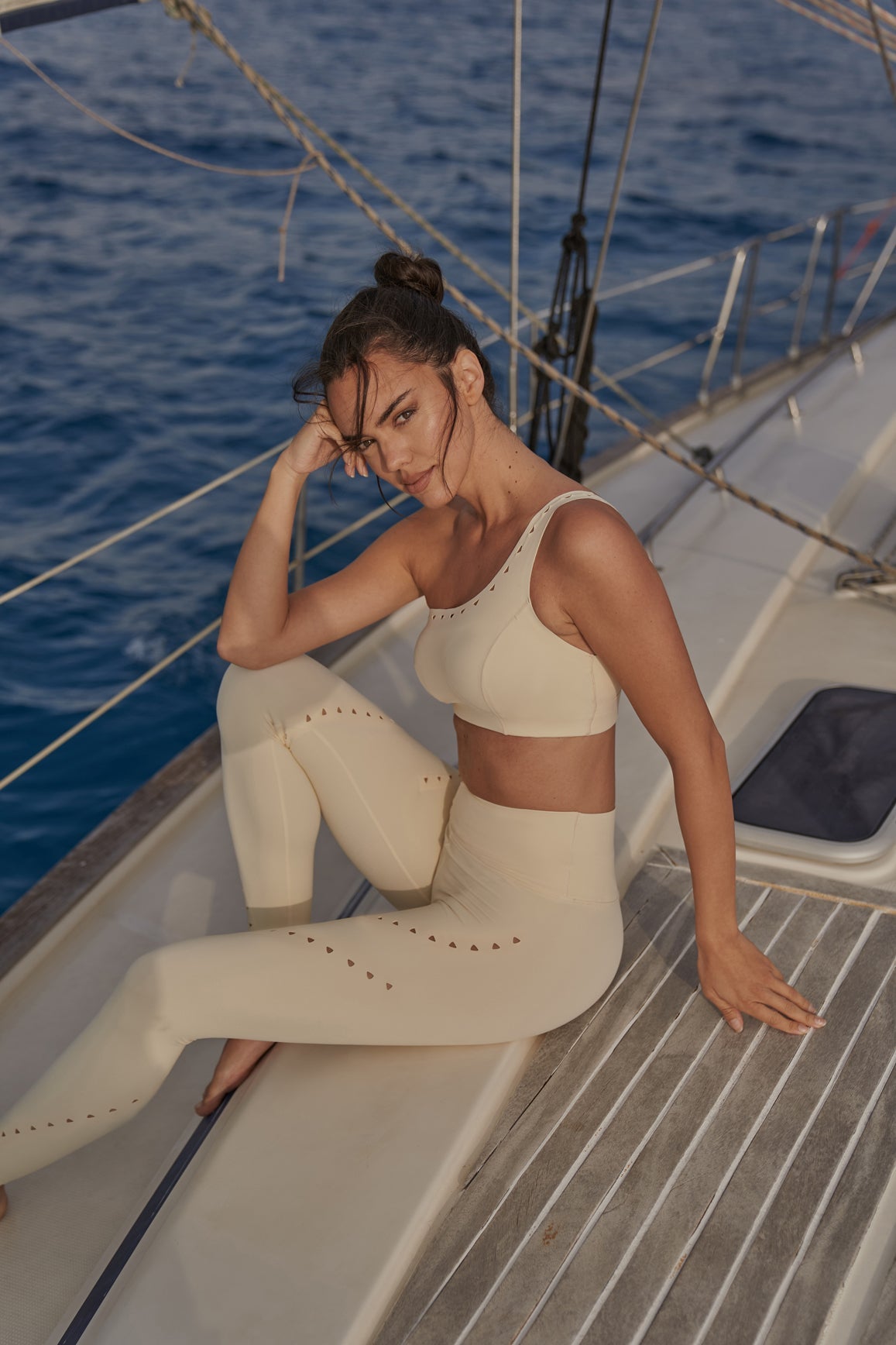 Soutien-gorge de sport asymétrique découpé au laser